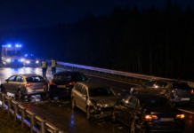 Karambol na S8 w Głuchach. Pięć aut, dwie osoby w szpitalu Ilustracja nocnego karambolu pięciu samochodów na trasie S8 w Głuchach