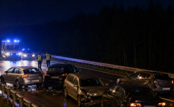 Karambol na S8 w Głuchach. Pięć aut, dwie osoby w szpitalu Ilustracja nocnego karambolu pięciu samochodów na trasie S8 w Głuchach