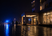 Aktualizacja. Tragedia na weselu w Wadowicach – nowe ustalenia śledczych. Nocna interwencja policji przed hotelem po tragicznym zdarzeniu na weselu w Wadowicach