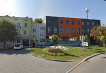 Pomarańczowa elewacja znika z Wyszkowa. Budynek przy Daszyńskiego do przemalowania Wyszków elewacja Daszyńskiego