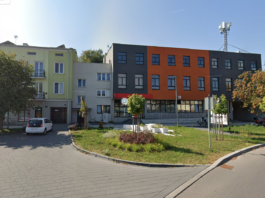 Pomarańczowa elewacja znika z Wyszkowa. Budynek przy Daszyńskiego do przemalowania Wyszków elewacja Daszyńskiego