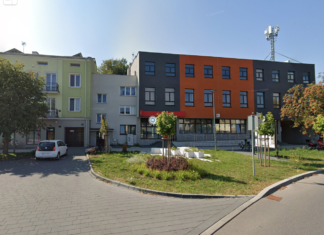 Pomarańczowa elewacja znika z Wyszkowa. Budynek przy Daszyńskiego do przemalowania Wyszków elewacja Daszyńskiego