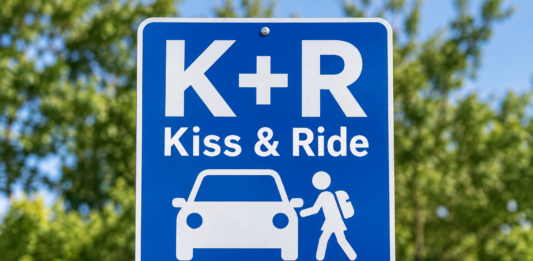 Kiss and Ride przy SP4 w Wyszkowie. Co oznacza znak K+R? wyszków pocałuj i jedź